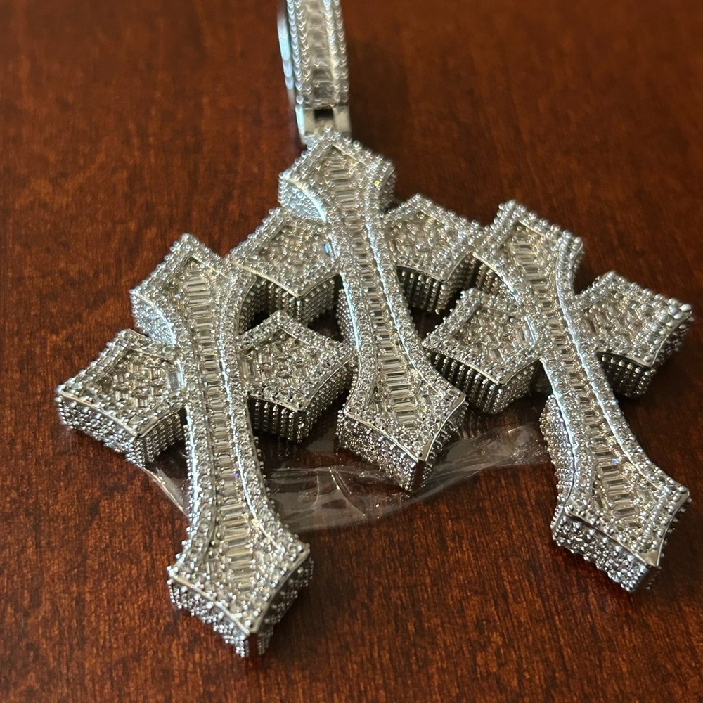 Iced Cross Pendant | VVS1 Moissanite | Heavy Shine - Picture 4 of 6